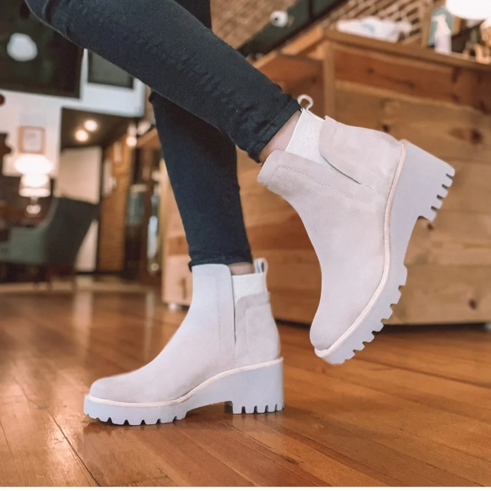 Dolce Vita Boots Womens 8.5 Huey H2O Chelsea Cream Pull On Ankle Top Block Heels - Picture 2 of 12